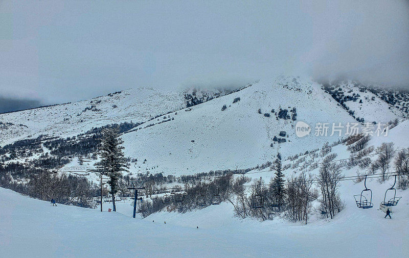 在犹他州北部的小滑雪胜地Cherry Peak，滑雪者和单板滑雪者。